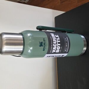 NWT Stanley Adventure Vacuum Bottle Thermos 1.4 Qt 1.3 L Double Wall Insulation